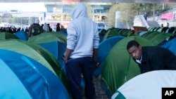 Des migrants se préparent à quitter leur camp de fortune à Paris, France, le jeudi 17 septembre 2015.