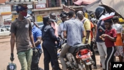 Des policiers arrêtent un chauffeur de moto-taxi à Conakry le 29 mai 2021.