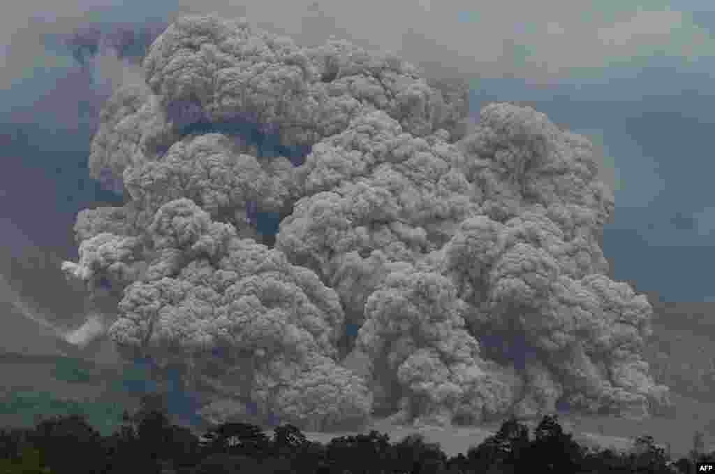Gunung Sinabung di kabupaten Karo, Sumatera utara, kembali memuntahkan awan panas dan abu vulkanik, Selasa (9/12).