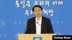 김형석 한국 통일부 대변인이 12일 정부서울청사 합동브리핑룸에서 주요 현안에 대한 브리핑을 하고 있다.