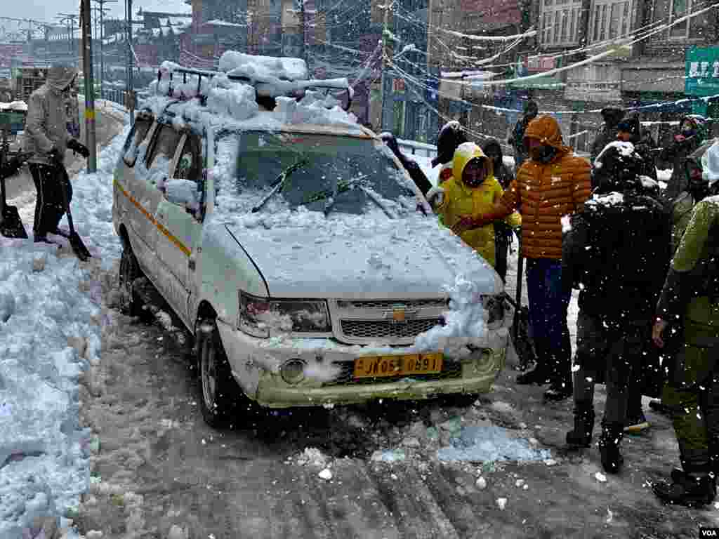 کئی سیاح ایسی گاڑیوں میں تفریحی کے لیے آتے ہیں جس سے ان کے لیے مشکلات پیدا ہوتی ہیں اور ان کی گاڑیاں برف میں پھنس جاتی ہیں۔