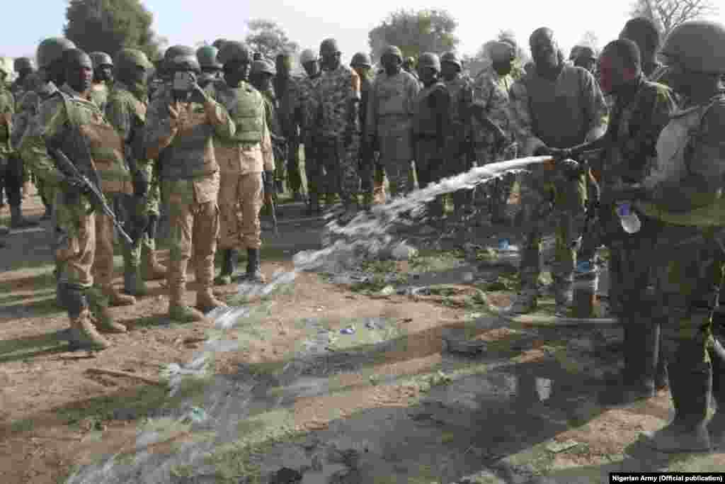 Babban hafsan sojojin kasa na Najeriya, Leftana janar Tukur Buratai, ya ziyarci sansanonin sojojinsa a dajin Sambisa