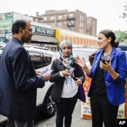 Alexandria Ocasio-Cortez saat berkampanye di komunitas warga Bengali di New York, 28 Mei 2018.