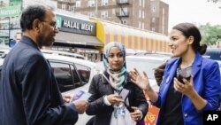 En esta foto del 6 de mayo de 2018 provista por la campaña de Alexandria Ocasio-Cortez se ve a la candidata Alexandria Ocasio-Cortez (derecha) durante una actividad de acercamiento a la comunidad bengalí en Nueva York.