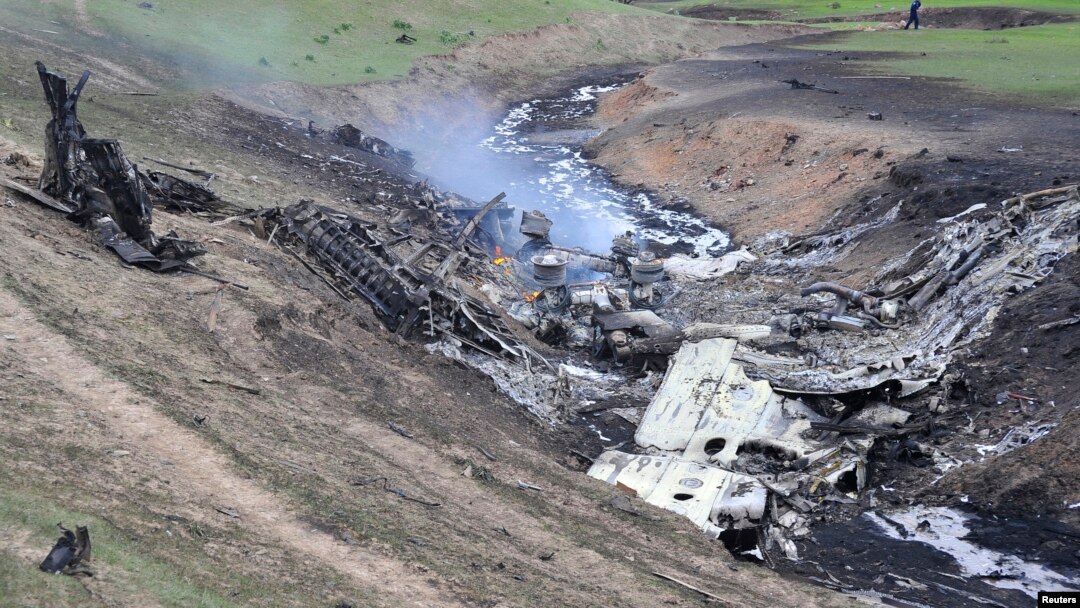 Rongsokan pesawat Boeing KC-135, pesawat pengangkut bahan bakar milik militer AS yang meledak di udara dan jatuh di dekat desa Chaldovar, Kyrgyzstan hari Jumat (3/5).