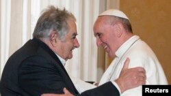 El presidente José Mujica le regaló al Papa una composición con tres estatuillas al estilo de los gauchos y un libro del propio Alberto Methol Ferré y de Alver Metalli, La América Latina en el siglo XXI.