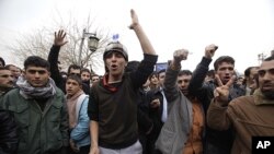 Xortên Kurd yên li bajarê Silêmanî di xwepêşandaneke girseyî de xuya dibin.