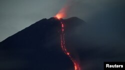 ပြီးခဲ့တဲ့ ဇန်နဝါရီလအတွင်း အင်ဒိုနီးရှားမီးတောင် Mount Semeru ပေါက်ကွဲပြီး ချော်ရည်တွေ လွင့်စင်ထွက်နေတဲ့မြင်ကွင်း။ (ဇန်နဝါရီ ၁၇၊ ၂၀၂၁)
