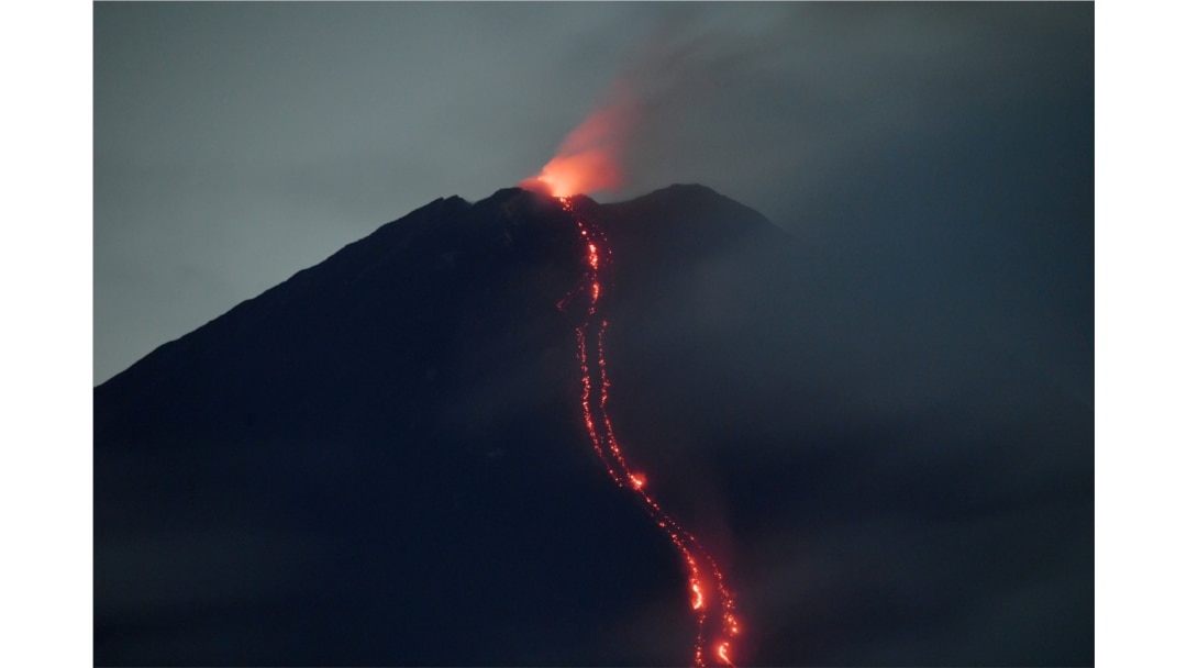 Gunung Semeru memuntahkan lahar panas saat meletus, terlihat dari Desa Oro-oro Ombo di Lumajang, Jawa Timur, 17 Januari 2021. (Foto: Antara via Reuters)