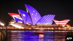 El edificio de la ópera de Sydney, en Australia, conmemoró los 70 años del tratado ANZA con EE. UU. con un despliegue de las banderas de EE. UU., Australia y Nueva Zelanda el 1 de septiembre de 2021.