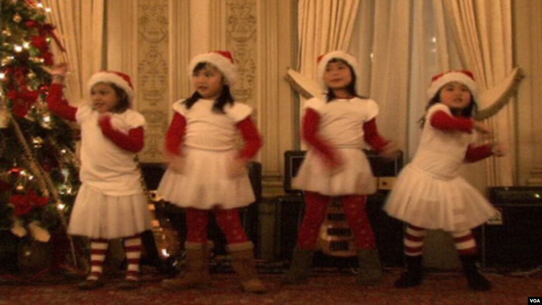 Anak-anak Indonesia berusia di bawah 10 tahun menampilkan tarian dengan tema Natal