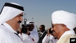 Qatari Emir Hamad bin Khalifa al-Thani (L) welcomes Sudanese President Omar al-Beshir upon his arrival in Doha to sign a peace deal between Khartoum and the Darfur rebel Justice and Equality Movement, 22 Feb 2010