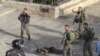 پلیس اسرائیل در اطراف مرد فلسطینی که در کنار دروازه دمشق در حول شهر قدیم اورشلیم قصد حمله با کارد به یک پلیس اسرائیلی داشت. 14 اکتبر