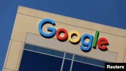 Logo Google di atas sebuah gedung perkantoran di Irvine, California, 7 Agustus 2017.