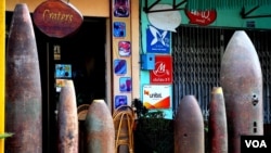 老挝川圹省首府丰沙湾市内一家名为“弹坑”的餐馆，门口装点着不少排除后的炮弹壳。（美国之音朱诺拍摄，2011年2月5日）