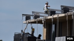 ARCHIVO - Grupo de trabajadores de la construcción durante jornadas de trabajo en Arlington, EEUU. [Foto: VOA / Tomás Guevara]