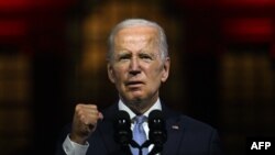 Joe Biden a estimé mercredi, dix ans après la tuerie dans l'école de Sandy Hook, que l'Amérique avait une "obligation morale" de réguler davantage les armes à feu.