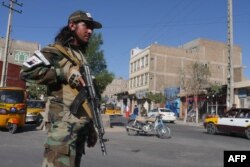 Seorang tentara Taliban berjaga di Herat, 2 September 2022. (Foto: AFP)