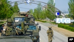 Pasukan Rusia melakukan konvoi militer di jalanan menuju area Pembangkit Listrik Tenaga Nuklir (PLTN) Zaporizhzhia di Enerhodar, Ukraina, pada 1 Mei 2022. (Foto: AP)