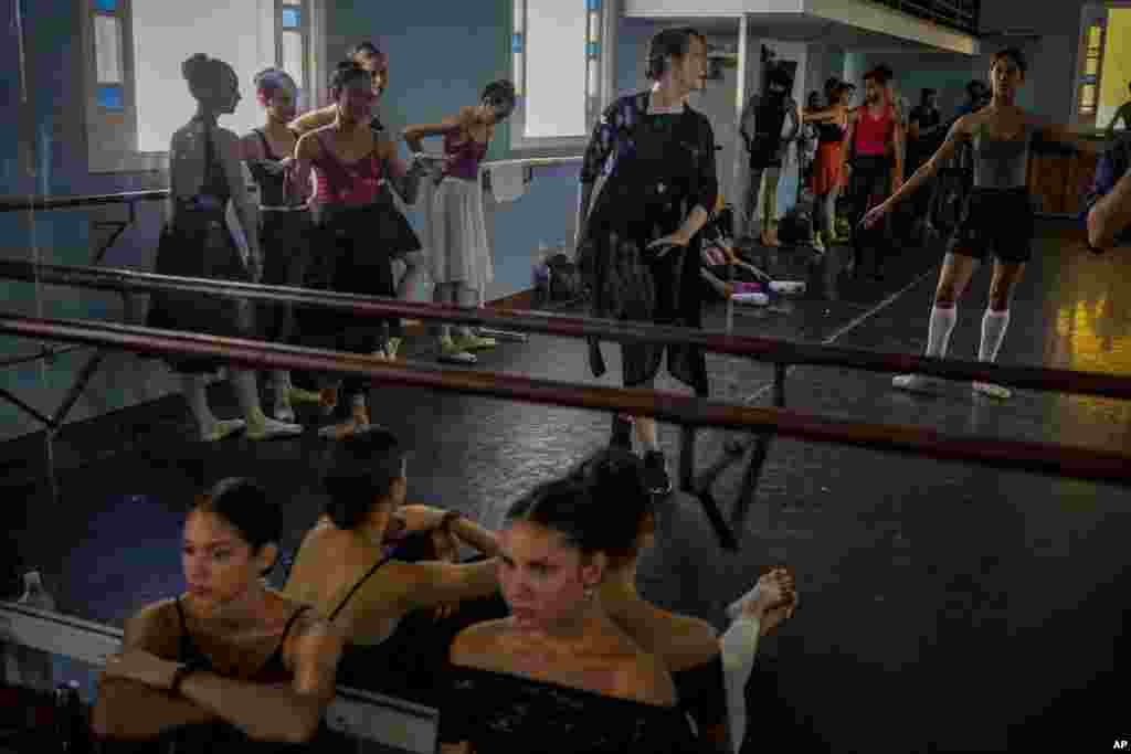 U.S. choreographer Jessica Lang, center, rehearses with dancers from Cuba&#39;s National Ballet as they prepare for next month&#39;s International Ballet Festival in Havana, Cuba, Sept. 1, 2022. (AP Photo/Ramon Espinosa)