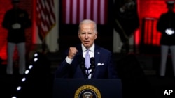 ប្រធានាធិបតី​សហរដ្ឋ​អាមេរិក​លោក Joe Biden ថ្លែង​នៅ​ខាង​ក្រៅ​អគារ​ប្រវត្តិសាស្ត្រ Independence Hall ក្នុង​ទីក្រុង Philadelphia រដ្ឋ Pennsylvania​ កាល​ពី​ថ្ងៃ​ទី​១ ខែ​កញ្ញា ឆ្នាំ​២០២២។