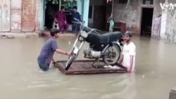 Pakistanis Ferry Possessions in Flood-Hit Towns 