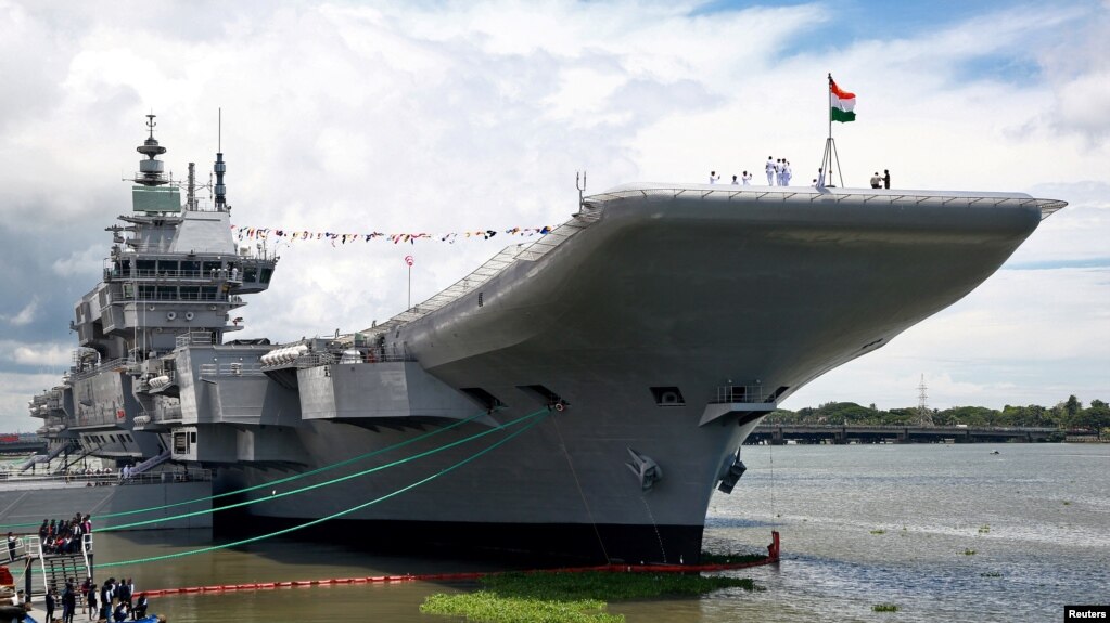 资料照片：在位于科契市的印度国营造船厂，印度海军军官在印度第一艘国产航空母舰维克兰特号的服役仪式后站在飞行甲板上。(2022年9月2日)(photo:VOA)