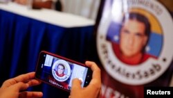 La foto del del movimiento "Libertad para Alex Saab" aparece en un teléfono móvil durante una conferencia de prensa en Caracas, la capital de Venezuela el 15 de agosto de 2022.