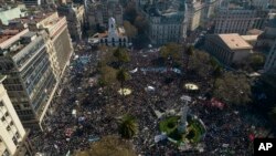 Patizan Vis Prezidan Cristina Fernandez rasanble nan Plaza de Mayo yon jou apre yon neg te pwente yon zam sou li devan kay li nan vil Buenos Aires, Vandredi 2 Sept. 2022.