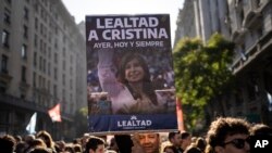 Simpatizantes de la vicepresidenta argentina, Cristina Fernández, expresan su apoyo en la Plaza de Mayo de Buenos Aires un día después de un intento de atentado el 2 de septiembre de 2022. 