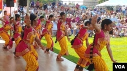 Performers from the Kalavaridhi Center for the Performing Arts captivated the audience with their traditional Indian dance moves. (Deborah Block/VOA)