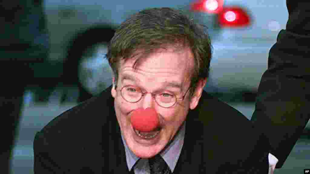 Robin Williams interpretó una de las películas más recordadas en su carrera: Patch Adams. Luego del éxito de la cinta, Williams grabó sus manos en la entrada del cine Mann's Chinese, en Hollywood, Los Angeles, en 1998.