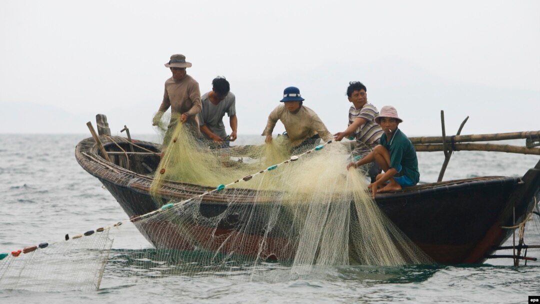 Ngư dân Việt Nam đánh cá ngoài khơi Biển Đông.