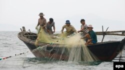 Ngư dân Việt Nam đánh cá ngoài khơi Biển Đông.