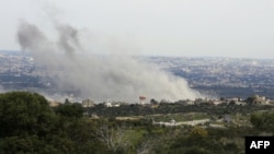 27 فروری 2024 کو جنوبی لبنانی گاؤں المنصوری پر اسرائیلی فضائی حملے کے مقام سے دھواں اٹھ رہا ہے۔