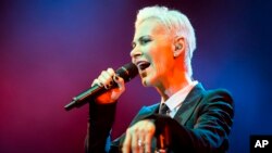Archivo - Marie Fredriksson, integrante de la banda sueca Roxette, durante un show en Budapest, Hungría, el 19 de mayo de 2019.