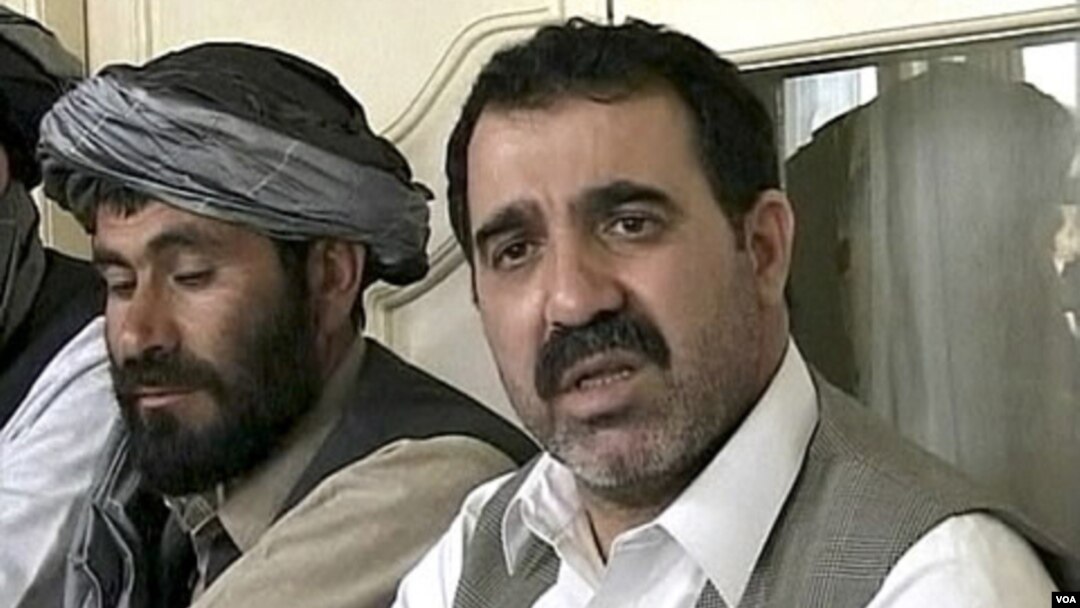 Ahmad Wali Karzai (kanan), ketua dewan propinsi Kandahar, dibunuh di rumahnya Selasa (12/7).