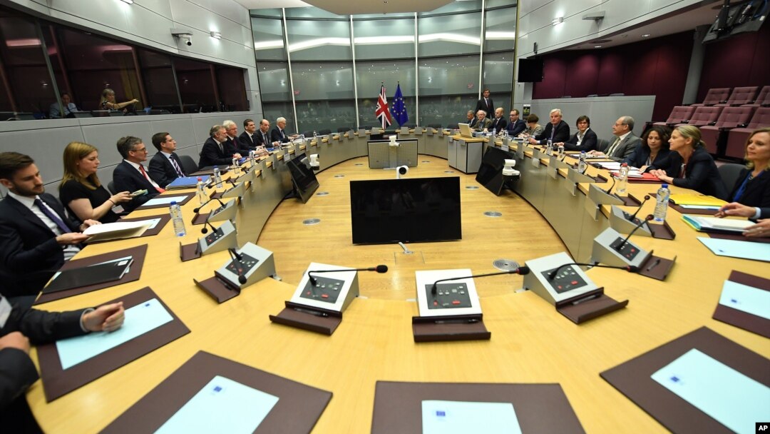 Trưởng thương thuyết gia EU, Michel Barnier (thứ 5, bên phải), và Ngoại trưởng Anh, David Davis (thứ 4, bên trái), tham gia bàn tròn thảo luận tại trụ sở EU ở Brussels, Bỉ, ngày 19/6/2017.
