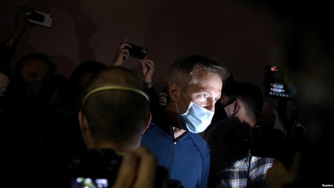 Wali Kota Portland Ted Wheeler di tengah massa dalam unjuk rasa memprotes ketidaksetaraan rasial dan kekerasan oleh polisi di Portland, Oregon, 22 Juli 2020. (Foto: Reuters)
