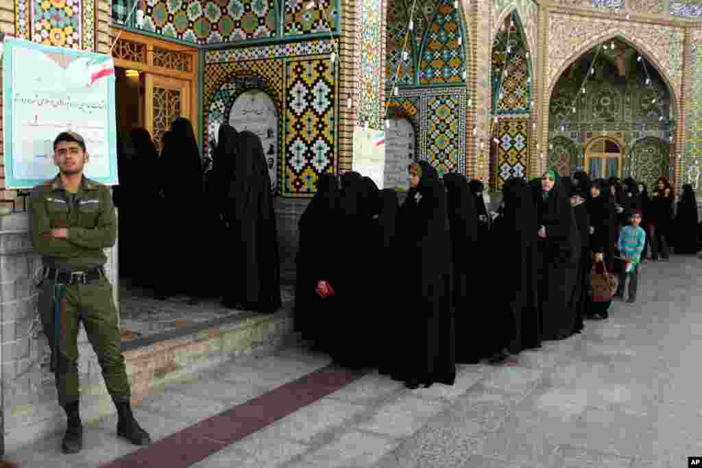 14일 이란 콤의 대선 투표소 앞에 여성 유권자들이 줄 서 있다.