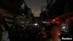 타이완에서 대규모 정전 사태가 발생한 15일 밤 수도 타이베이 시민들이 손전등과 비상 발전기 등을 사용하고 있다. 