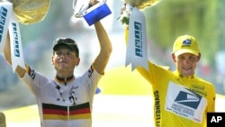 Pebalap sepeda AS, Lance Armstrong (kanan) dan pebalap Jerman Jan Ullrich pada saat penerimaan trophy Tour de France tahun 2001 (foto: dok). Armstrong dan Ullrich ketahuan menggunakan doping. 