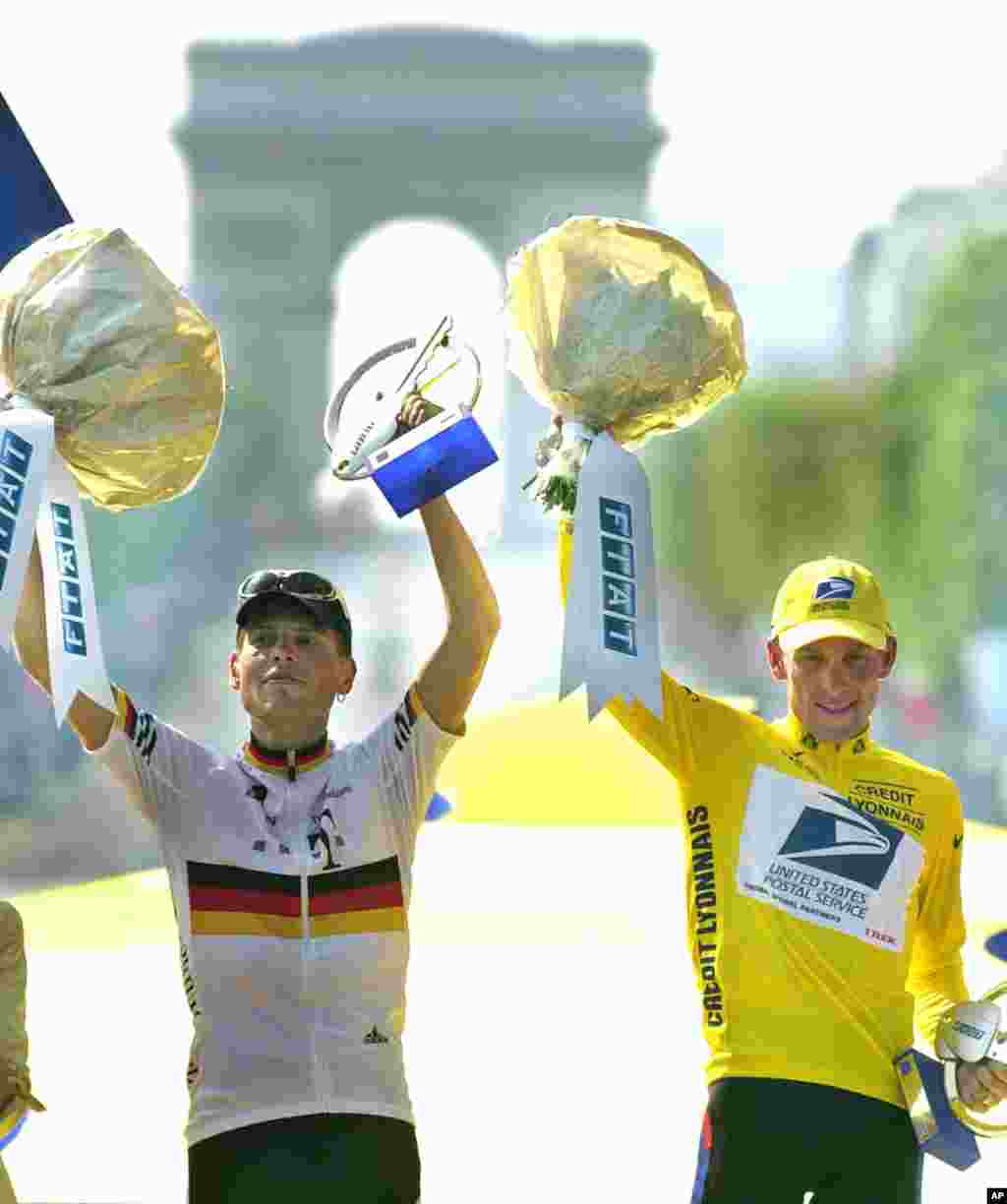 29 juillet 2001 : Lance Armstrong (&agrave; droite) sur la plus haute marche du podium pour son troisi&egrave;me titre du Tour de France, &agrave; c&ocirc;t&eacute; de l&#39;Allemand Jan Ullrich, deuxi&egrave;me. 