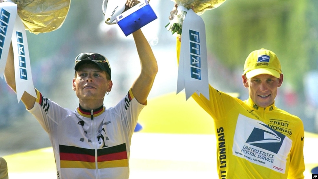 Pebalap sepeda AS, Lance Armstrong (kanan) dan pebalap Jerman Jan Ullrich pada saat penerimaan trophy Tour de France tahun 2001 (foto: dok). Armstrong dan Ullrich ketahuan menggunakan doping. 