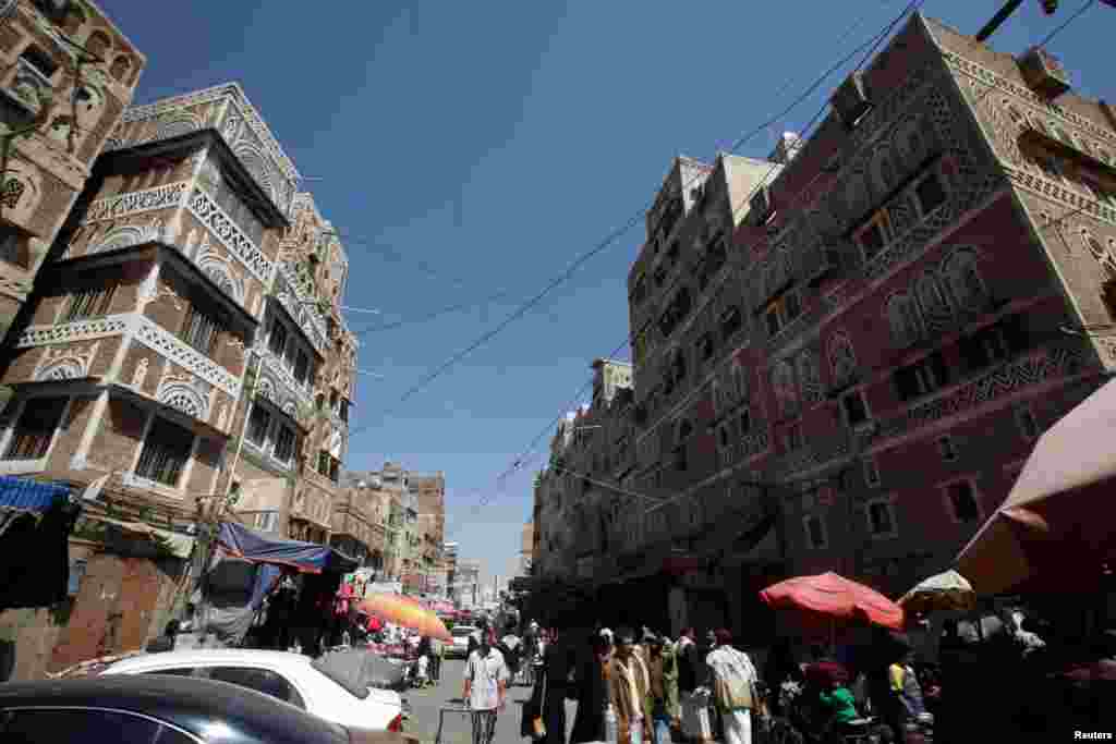 یمن کے صدر منصور ہادی کی فوجیں دارالحکومت صنعا پر قابض حوثی باغیوں سے محو جنگ ہیں۔