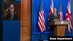 토이 블링컨 미국 국무장관이 3일 영국 런던에서 열린 기자회견에서 화상으로 질문을 받고 있다.