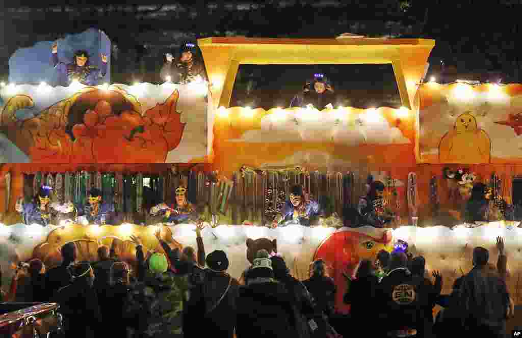 Más carrozas flotantes durante el desfile Mardi Gras de Krewe of Cleopatra en Nueva Orleáns, el viernes 2 de febrero de 2018.&nbsp; (AP Photo / Gerald Herbert)