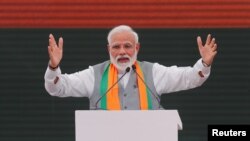 PM India Narendra Modi berbicara dalam acara kampanye Bharatiya Janata Party (Partai BJP) di New Delhi, Senin (8/4).