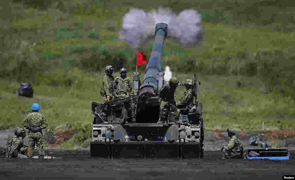 نیرو های دفاع زمینی جاپان در هال تمرینات سالانه در کوه فوجی&nbsp;