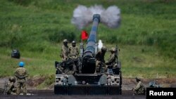 日本自卫队在富士山附近军事演习中的自走式火炮发射。